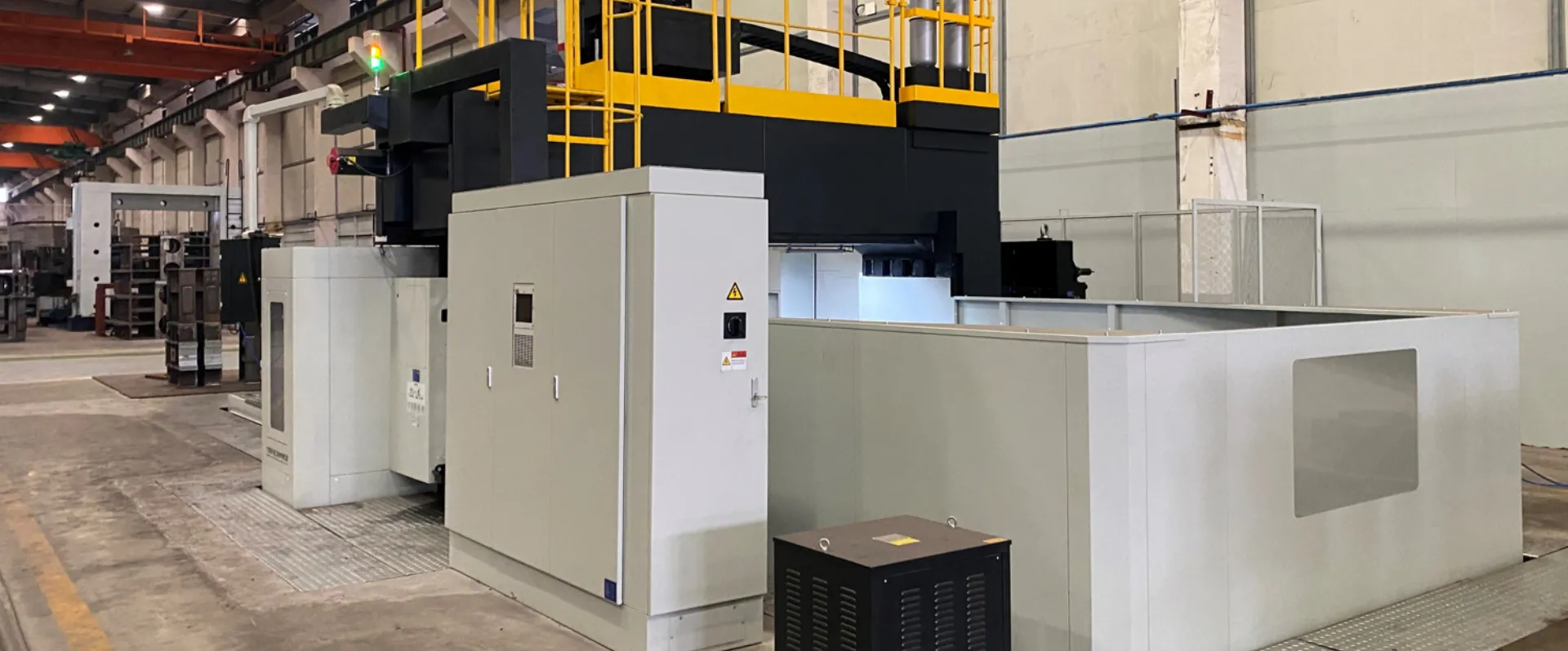 Двухстоечный обрабатывающий центр с неподвижной поперечной рейкой